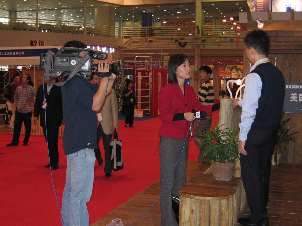 2003年住交會(huì)，接受中央電視臺(tái)采訪